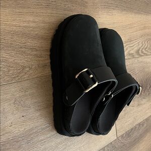 Ugg Goldenstar Villa Clogs- (New) Black size 8
